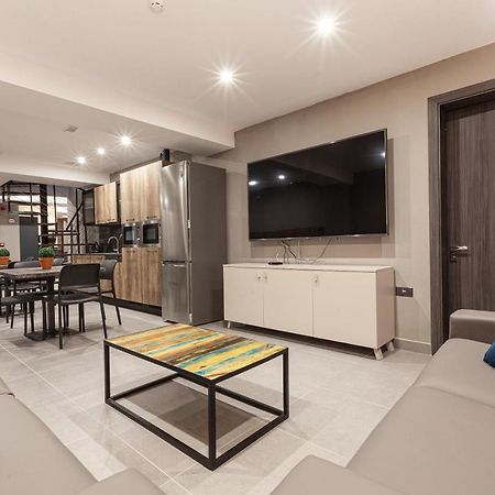 Charming,Comfortable And Centrally Located Group Accomodation 그지라 외부 사진