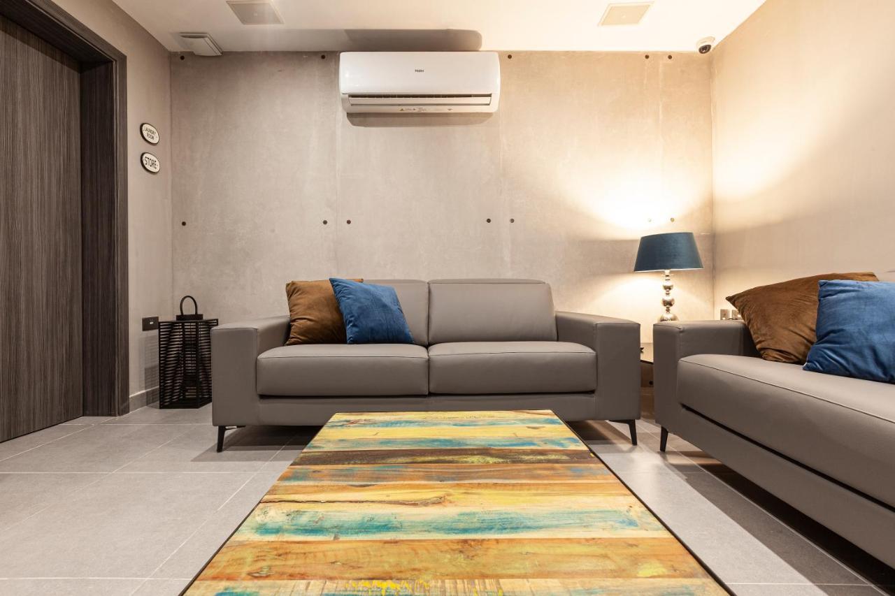 Charming,Comfortable And Centrally Located Group Accomodation 그지라 외부 사진